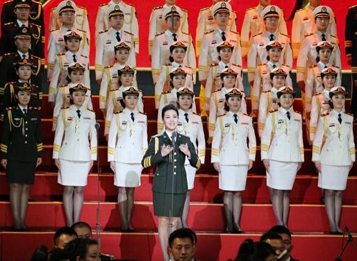 军旅歌手雷佳高歌主旋律 春节致敬部队老前辈